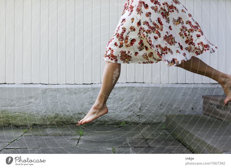 große Schritte | 2900 Lifestyle Freude Freizeit & Hobby Frau Erwachsene Leben Beine Fuß Frauenbein Frauenfuß 1 Mensch Treppe Fassade Terrasse Mode Rock Kleid