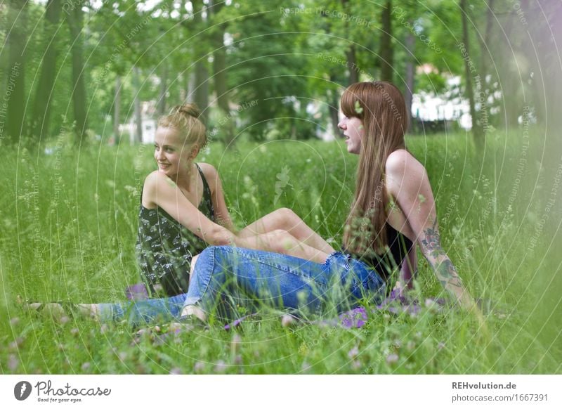 im Park Mensch feminin Junge Frau Jugendliche Erwachsene 2 18-30 Jahre Umwelt Natur Pflanze Gras Garten Wiese Tattoo Piercing Erholung Kommunizieren sprechen