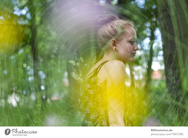 Alexa im Park Mensch feminin Junge Frau Jugendliche Erwachsene 1 18-30 Jahre Umwelt Natur Pflanze Blume Wiese Ohrringe blond langhaarig Dutt Erholung sitzen