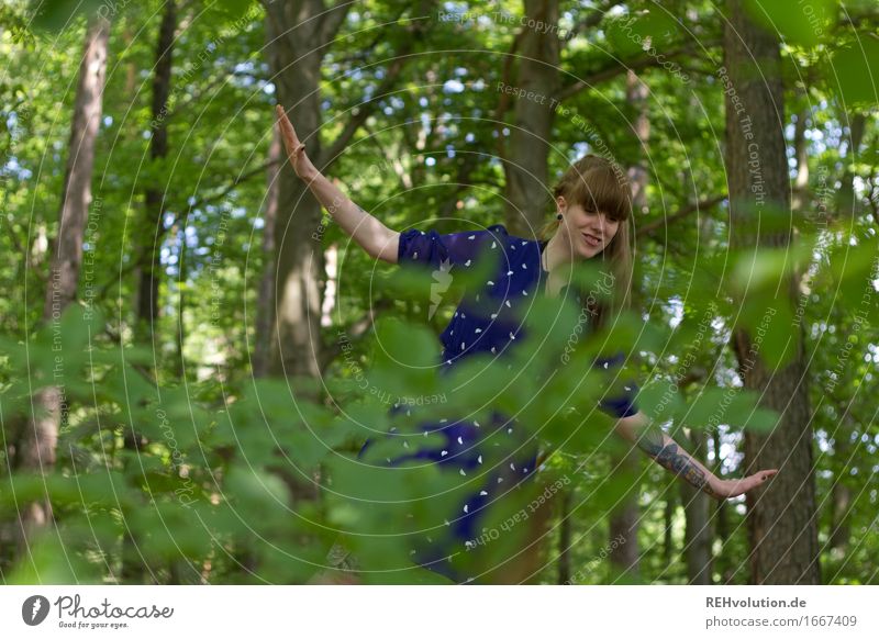 blau machen | im wald Mensch feminin Junge Frau Jugendliche 1 18-30 Jahre Erwachsene Umwelt Natur Sommer Baum Blatt Wald Kleid Pony Zopf Bewegung Erholung