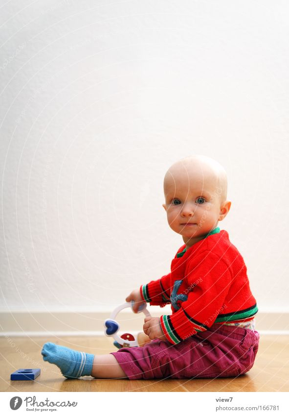 sitzen können ... Spielen Raum Mensch Kind Baby Kleinkind Kopf 1 0-12 Monate Spielzeug ästhetisch blond dünn klein natürlich Neugier rot Freude Zufriedenheit