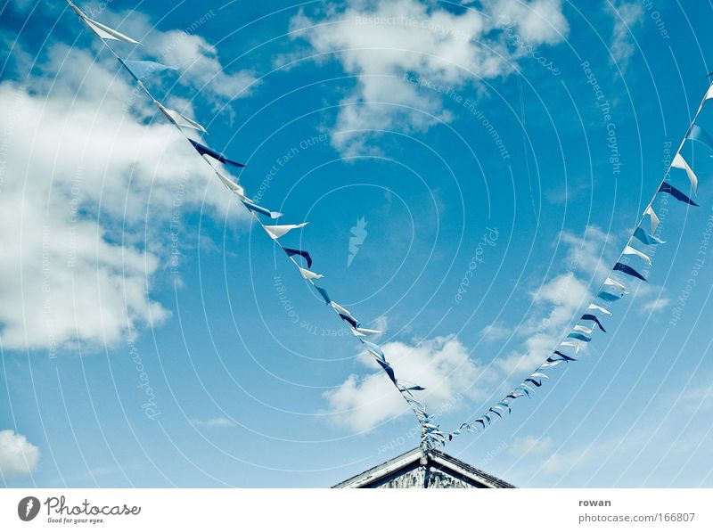 wimpelgeflatter Farbfoto Hintergrund neutral Tag Himmel Wolken Freizeit & Hobby flattern Wind Fahne Schnur Spitze Dach Sommer blau Blauer Himmel