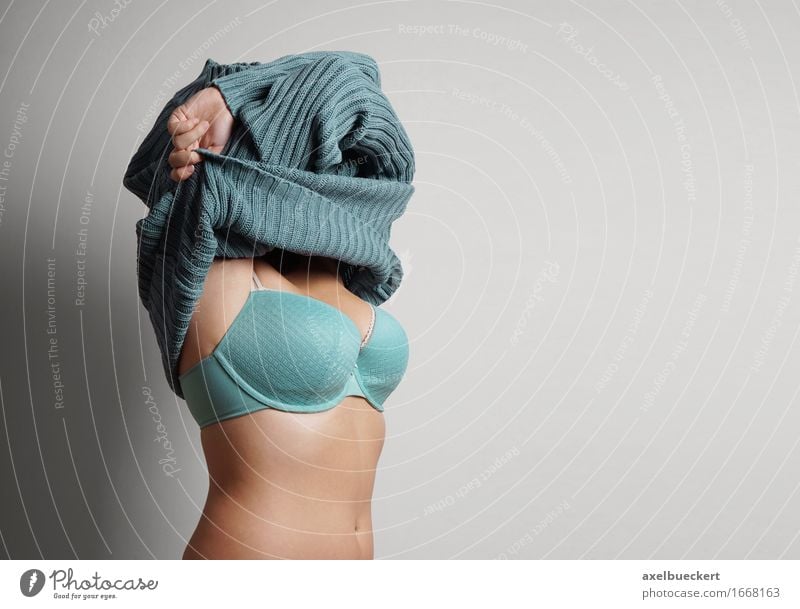 Frau zieht Pullover aus Körper Mensch feminin Junge Frau Jugendliche Erwachsene 1 18-30 Jahre Mode Bekleidung Unterwäsche Erotik türkis Ausziehen Streifen