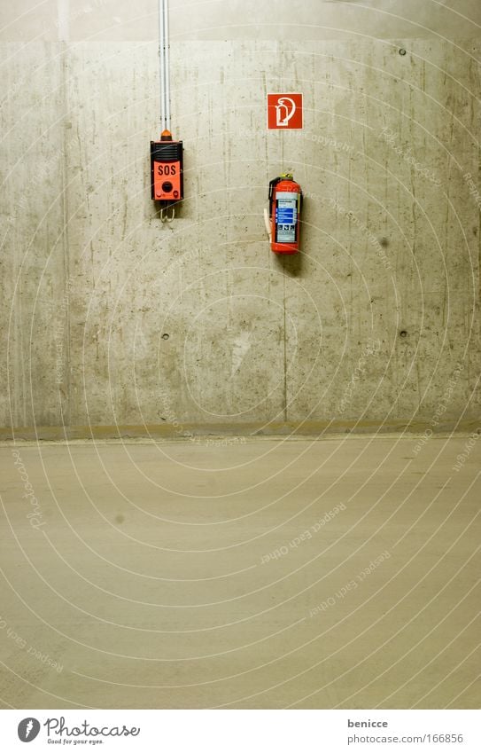 SOS Parkhaus Parkplatz leer Nacht Beton Lampe Pfeil Einbahnstraße Bodenbelag Decke Nachtaufnahme bedrohlich Menschenleer Feuerlöscher Alarm Wand rot Telefon