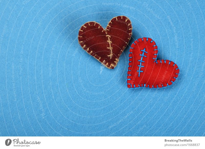 Zwei genähte Filzherzen, rot und braun zusammen auf Blau Freizeit & Hobby Handarbeit Valentinstag Hochzeit Kunst Kunstwerk Spielzeug Herz Liebe Ferne