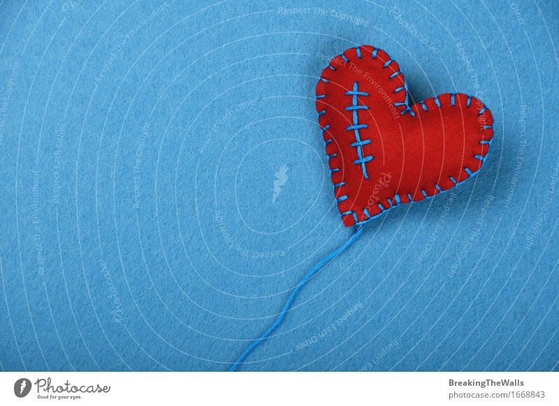 Handgemachtes rotes genähtes Spielzeugherz mit Thread auf Blau Freizeit & Hobby Handarbeit Valentinstag Muttertag Ostern Kunst Kunstwerk Luftballon Herz Liebe