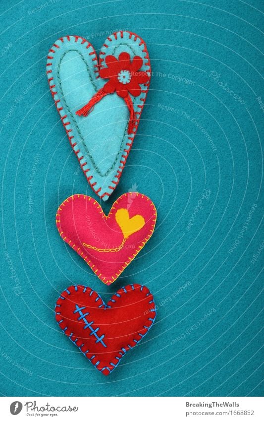 Drei genähte Spielzeugherzen, rosa, rot und blaugrün auf blauem Filz Freizeit & Hobby Handarbeit Valentinstag Muttertag Kunst Kunstwerk Herz Liebe Zusammensein