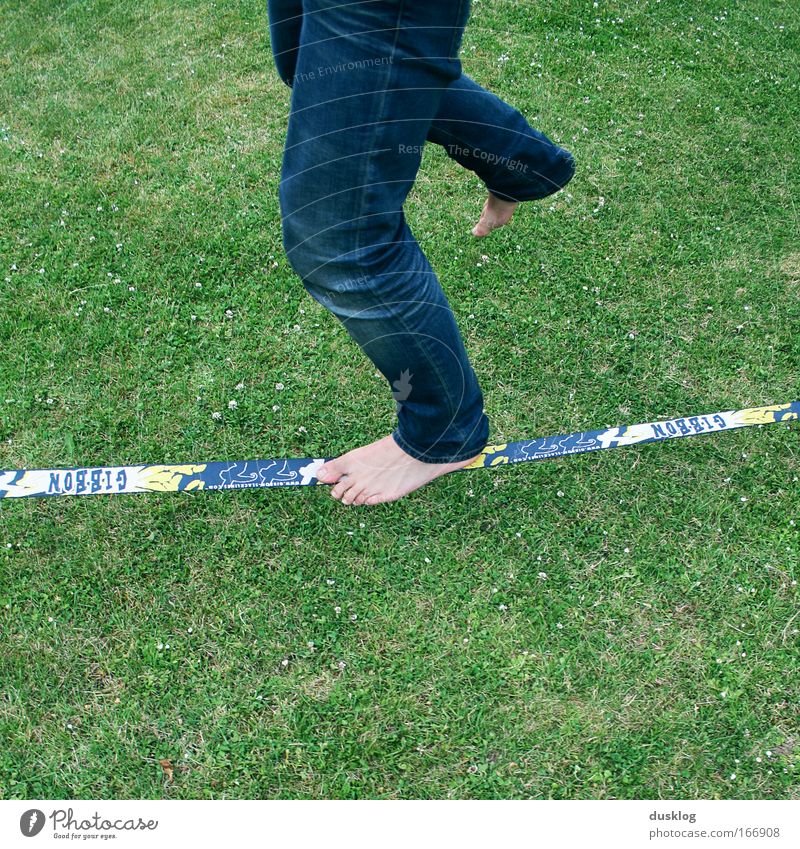 slackline Freizeit & Hobby Sport Mensch Beine Fuß Garten gehen laufen sportlich trendy einzigartig blau grün Freude Fröhlichkeit Coolness geduldig diszipliniert