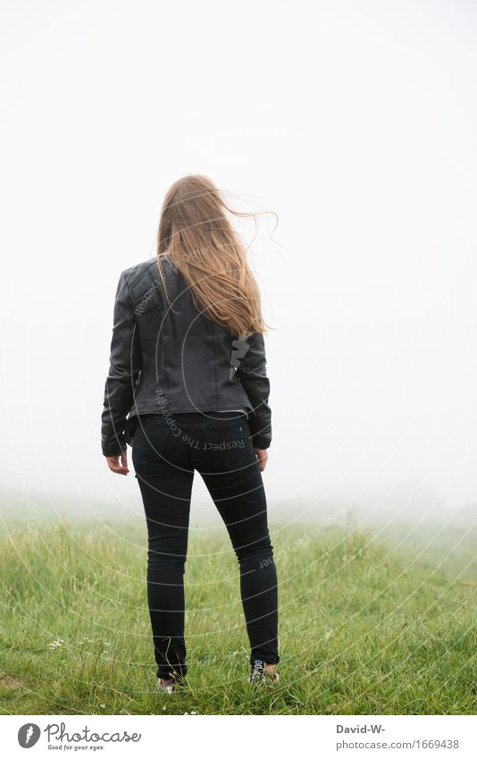 Wo bin ich Mensch feminin Junge Frau Jugendliche Erwachsene Leben 1 Natur Nebel Wiese beobachten Erholung Wind Unschärfe unklar Nebelschleier vergessen