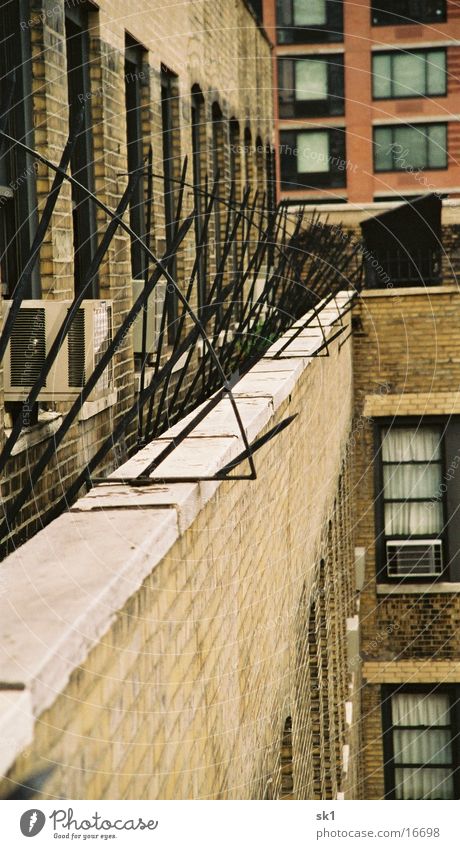 STAY OUT! Hochhaus Fenster Gitter New York City Architektur Spitze