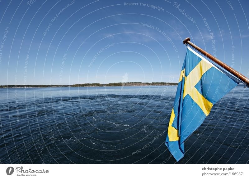 Schwedische Flagge, im HIntergrund Wasser und Inseln der Schären vor Stockholm Schweden Fahne Schärengarten Skandinavien Landschaft Fjord Ausflug Seeufer