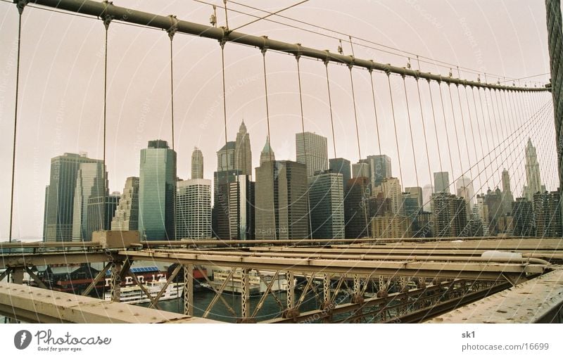 Wolkenkratzer hinter Gittern New York City Hochhaus Brooklyn Bridge Eisen filigran Architektur Wasser Metall Himmel