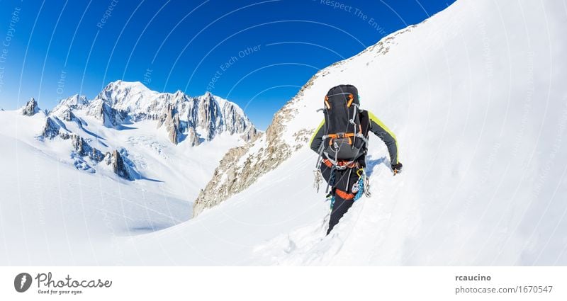 Mountaineer klettert einen schneebedeckten Gipfel. Chamonix, Frankreich, Europa. Ferien & Urlaub & Reisen Ausflug Abenteuer Expedition Winter Schnee