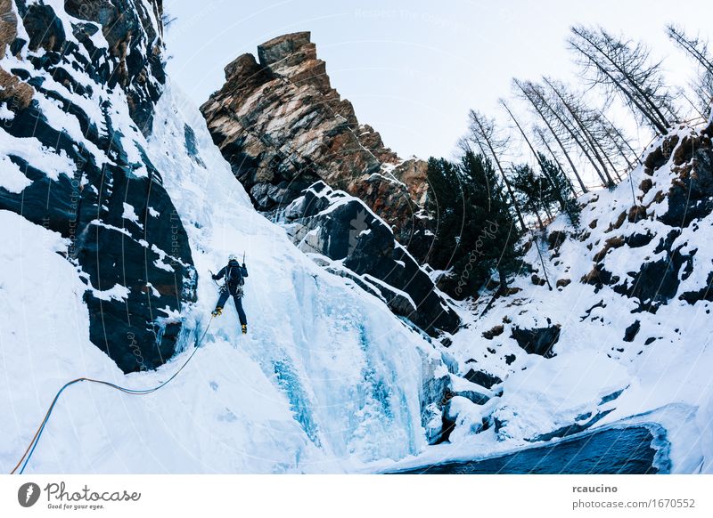 Eisklettern: männlicher Bergsteiger auf einem Eisfall Ferien & Urlaub & Reisen Tourismus Abenteuer Expedition Winter Schnee Berge u. Gebirge Sport Klettern