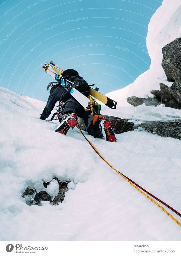 Eisklettern: Bergsteiger auf einer gemischten Route aus Schnee und Fels Freude Ferien & Urlaub & Reisen Abenteuer Expedition Winter Berge u. Gebirge Sport