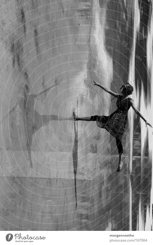 Ballett par excellence Balletttänzer Krone Schwarzweißfoto Frau Wasser Reflexion & Spiegelung Tanzen Bewegung Kleid Mensch Einsamkeit