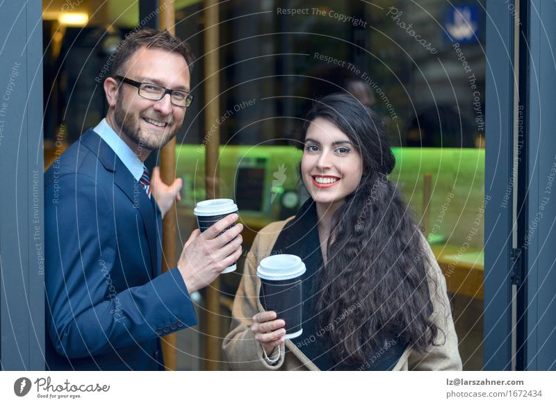 Zwei Geschäftskollegen, die Kaffee kaufen Glück Business Frau Erwachsene Mann Paar 2 Mensch 18-30 Jahre Jugendliche 30-45 Jahre Anzug Krawatte brünett Vollbart
