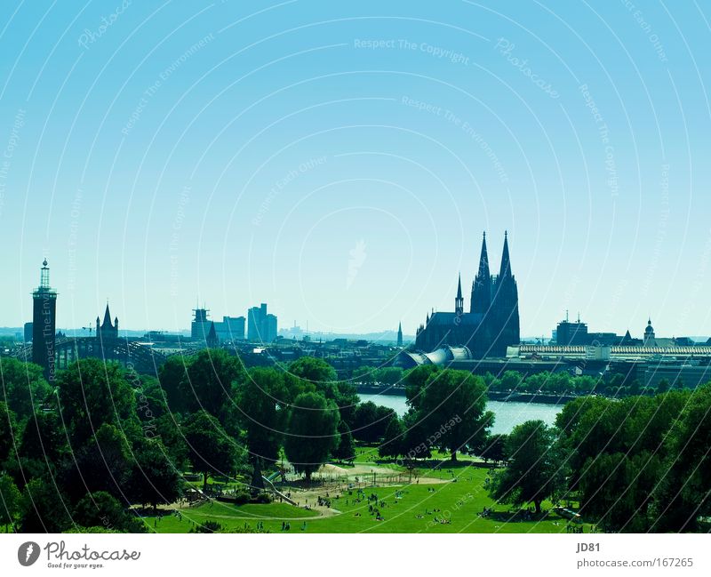 Köln versinkt im Blau Farbfoto mehrfarbig Außenaufnahme Textfreiraum oben Tag Vogelperspektive Landschaft Schönes Wetter Park Stadtrand bevölkert Bauwerk