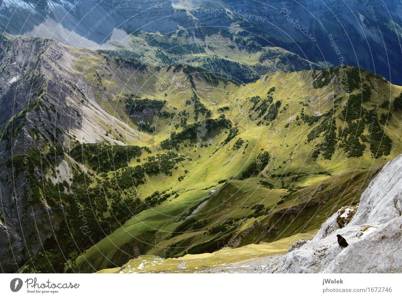 Blick von Gipfel auf Alm in den Alpen (Karwendel) Erholung ruhig Ferien & Urlaub & Reisen Abenteuer Freiheit Berge u. Gebirge wandern Klettern Bergsteigen Natur