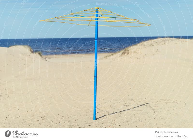 Blauer Rahmen mit gelbem oberstem Eisenregenschirm in den Dünen Erholung Ferien & Urlaub & Reisen Tourismus Sommer Sonne Strand Meer Insel Natur Landschaft Sand