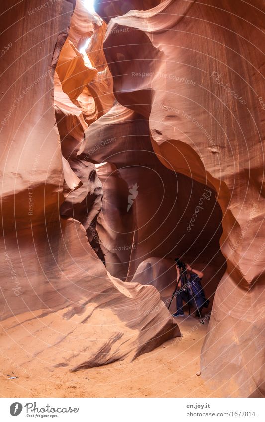 Man at work Fotografieren Ferien & Urlaub & Reisen Tourismus Mann Erwachsene 1 Mensch Natur Felsen Schlucht Antelope Canyon Wüste Slotcanyon Page Arizona USA