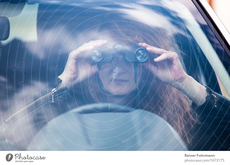Beobachtungen, mit einem Fernglas aus einem Auto heraus Mensch feminin 1 Verkehrsmittel Autofahren PKW rothaarig beobachten "Detektiv Spion spähen ausspähen