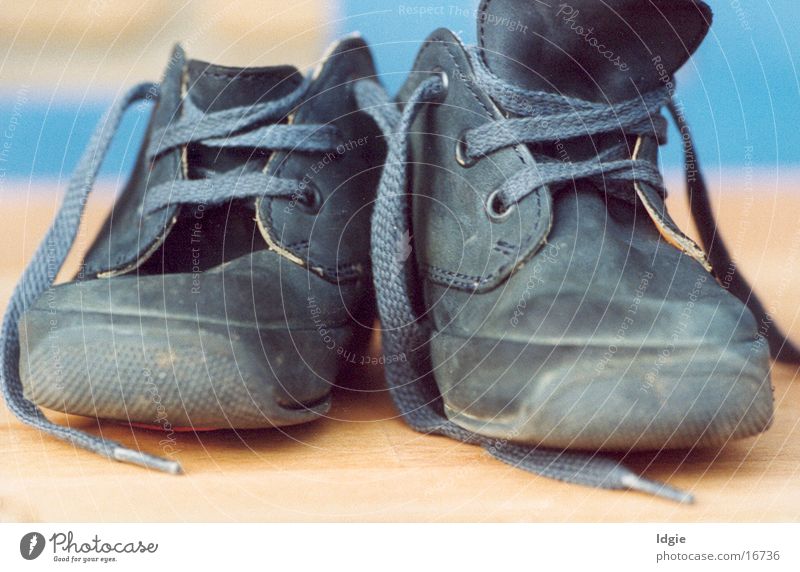 Blaue Schuhe Kinderschuhe Handwerk alte Schuhe Nahaufnahme