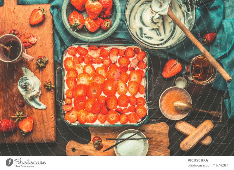 Tiramisu mit Erdbeeren. Zubereitung auf dem Küchentisch Lebensmittel Frucht Dessert Süßwaren Ernährung Italienische Küche Geschirr Teller Schalen & Schüsseln