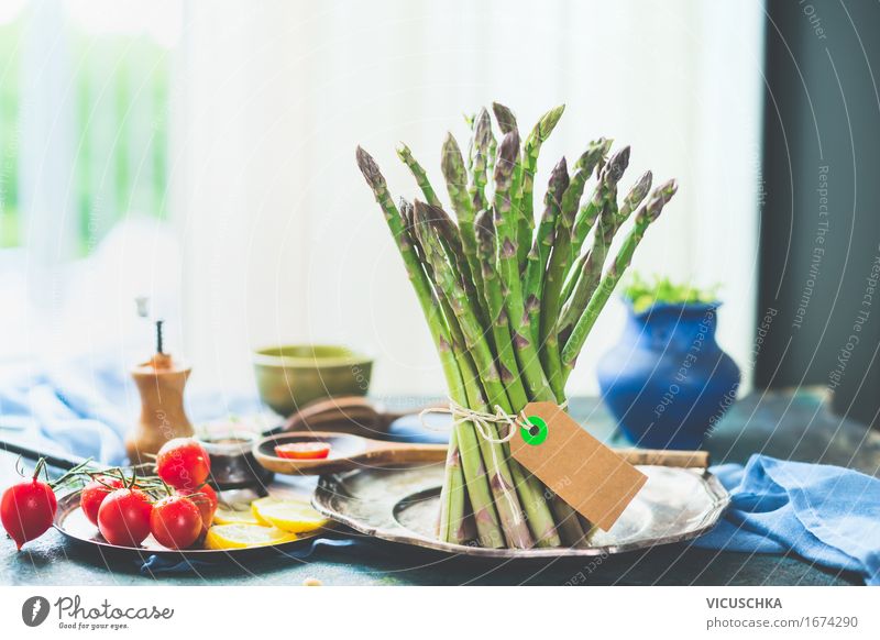 Spargel mit Zutaten auf Küchentisch am Fenster Lebensmittel Gemüse Salat Salatbeilage Kräuter & Gewürze Ernährung Mittagessen Bioprodukte Vegetarische Ernährung