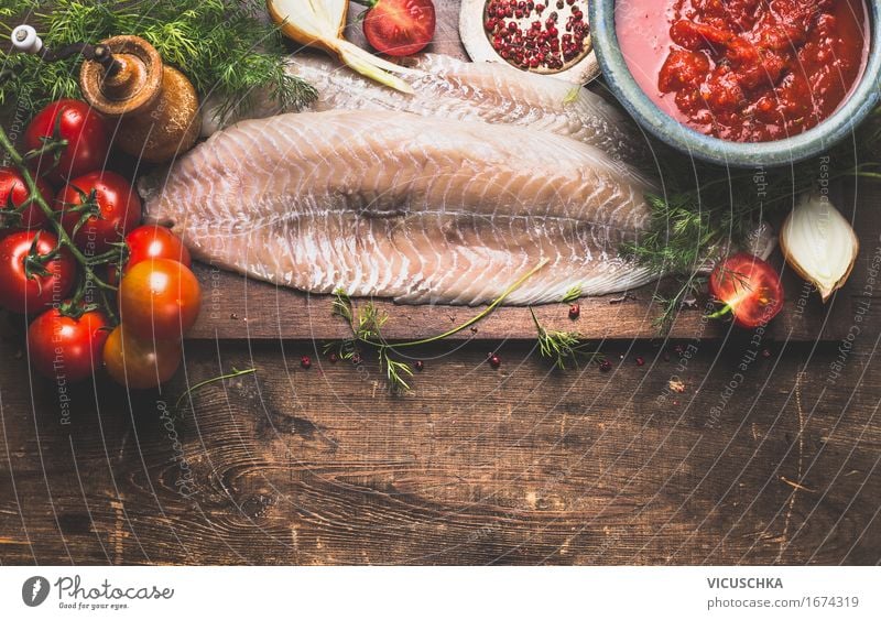 Raw Fischfilet mit frishen Kräutern und TomatenSauce Lebensmittel Gemüse Kräuter & Gewürze Ernährung Mittagessen Festessen Bioprodukte Vegetarische Ernährung