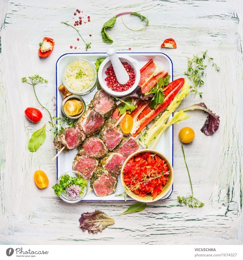 Sommerliche Fleischspieße mit Gemüse fürs Grillen Lebensmittel Kräuter & Gewürze Ernährung Mittagessen Festessen Picknick Bioprodukte Schalen & Schüsseln Stil