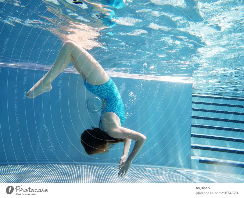 Blue Balance elegant Wellness Leben harmonisch Sinnesorgane Schwimmbad Schwimmen & Baden Sommerurlaub feminin Jugendliche Körper 1 Mensch Luft Wasser Wärme