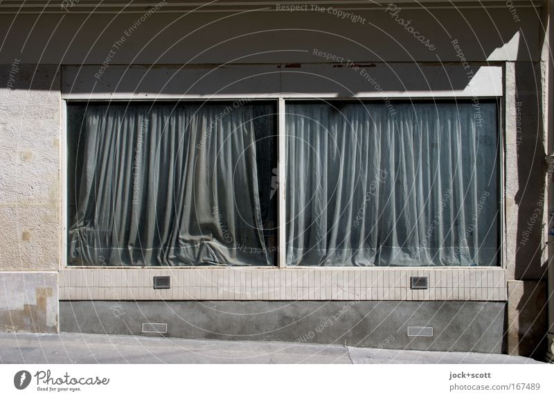 sonnig verhangen Architektur Fassade Fenster braun grau geheimnisvoll stagnierend Vorhang geschlossen Faltenwurf Paris Sacré-Coeur vergilbt Stoff Schaufenster