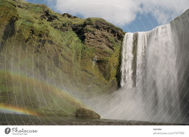 Fast schon zu kitschig Ferien & Urlaub & Reisen Schönes Wetter Wasserfall Skógafoss Regenbogen hoch Glück Idylle Natur Island paradiesisch beeindruckend
