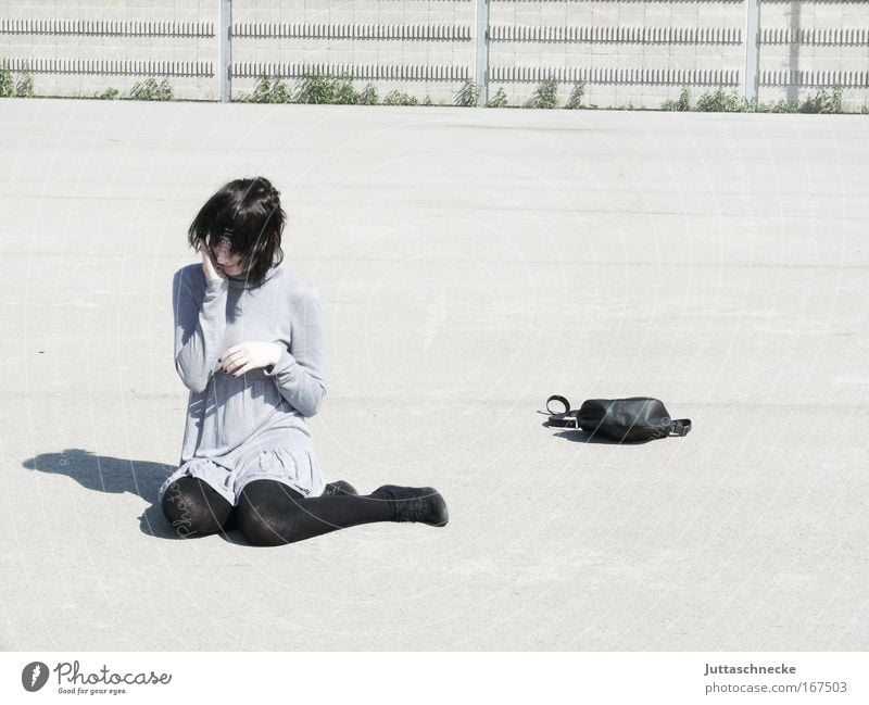 Und nun? Frau Junge Frau sitzen hocken verlegen Schatten Kontrast grau hell Tasche Handtasche Minikleid Kleid Platz Beton nachdenklich Denken Schüchternheit