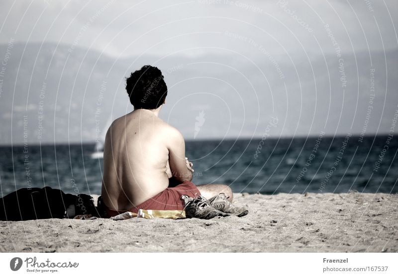 Meerschweiferei Farbfoto Gedeckte Farben Außenaufnahme Abend Rückansicht Zufriedenheit Strand Mensch maskulin Mann Erwachsene Rücken 1 Sand Sommer Blick sitzen