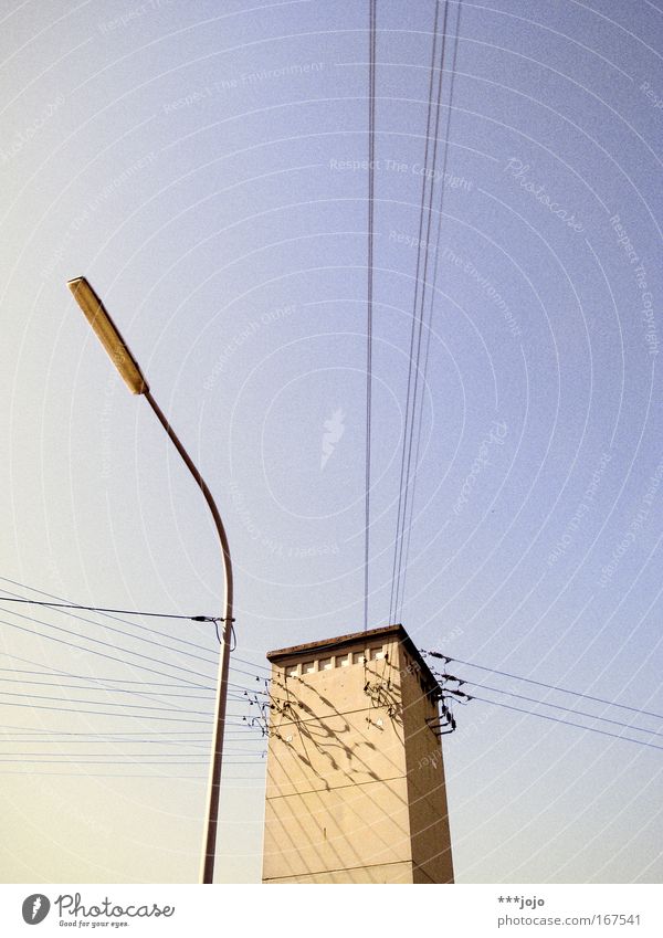 angebunden. Außenaufnahme Menschenleer Textfreiraum oben Abend Dämmerung Sonnenlicht Wolkenloser Himmel Schönes Wetter Turm Bauwerk Stromhäuschen Strommast