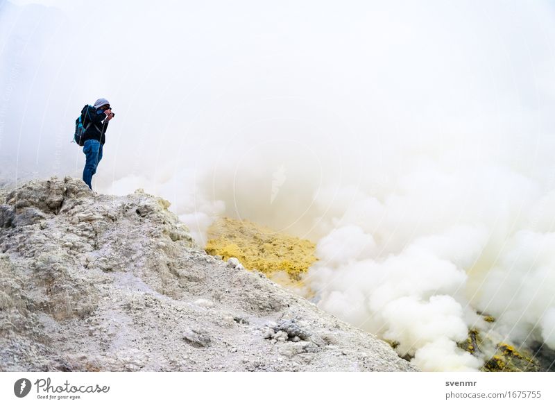 Ijen Photographer Ferien & Urlaub & Reisen Tourismus Abenteuer Mann Erwachsene 1 Mensch Landschaft Urelemente Feuer Wolken Berge u. Gebirge Vulkan Indonesien