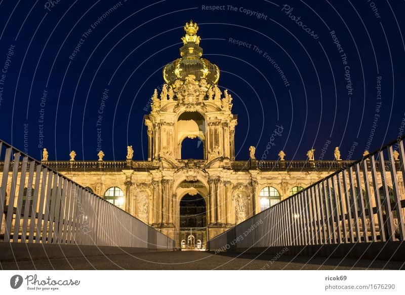 Blick auf den Zwinger in Dresden bei Nacht Ferien & Urlaub & Reisen Tourismus Hauptstadt Altstadt Brücke Gebäude Architektur Sehenswürdigkeit historisch gelb