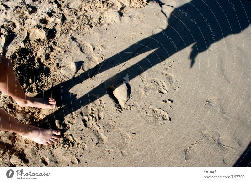 Shadow In The Sand Farbfoto Außenaufnahme Tag Licht Schatten Kontrast Sonnenlicht Zentralperspektive Wegsehen Glück Ferien & Urlaub & Reisen Strand Mädchen