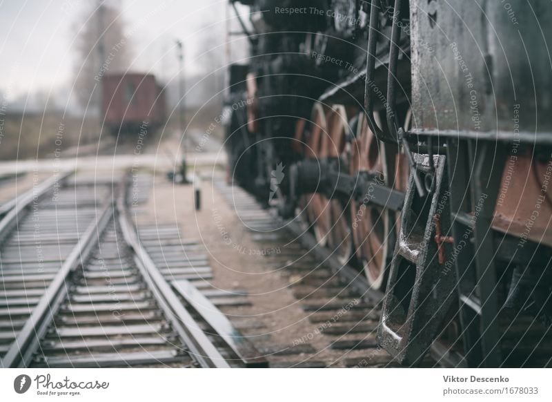 Stahltreppe in Vintage Dampfzug auf nassen Schienen Ferien & Urlaub & Reisen Industrie Hütte Verkehr Fahrzeug PKW Eisenbahn Lokomotive Holz Metall alt retro