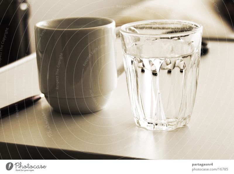 Wasserglas und Tasse Stillleben klassisch Glas Geschirr Sepia