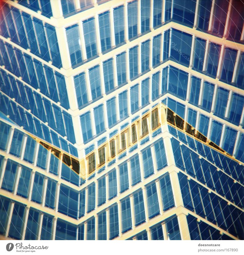 good morning, babylon. München Haus Hochhaus Gebäude Architektur Fassade Fenster Glas außergewöhnlich eckig hoch modern neu Stadt blau gelb diana+ Lomografie