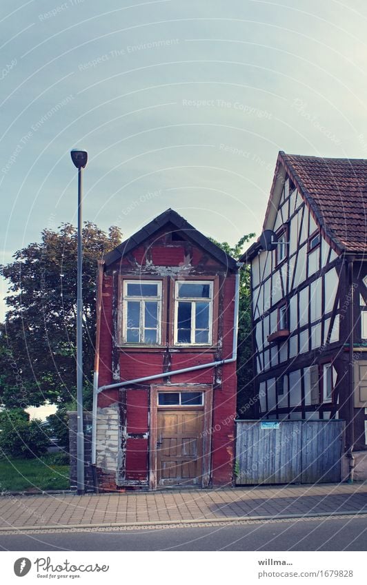 Altes schmales Fachwerkhaus in Aldfeld, Hessen Alsfeld Dorf Kleinstadt Altstadt Menschenleer Haus Einfamilienhaus Bauwerk Gebäude Architektur alt rot Verfall