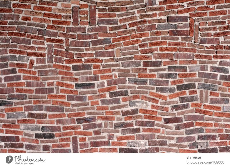 beinahe gerade Farbfoto Außenaufnahme Muster Strukturen & Formen Haus Mauer Wand Stein Backstein eckig fest einzigartig wild braun rot chaotisch durcheinander