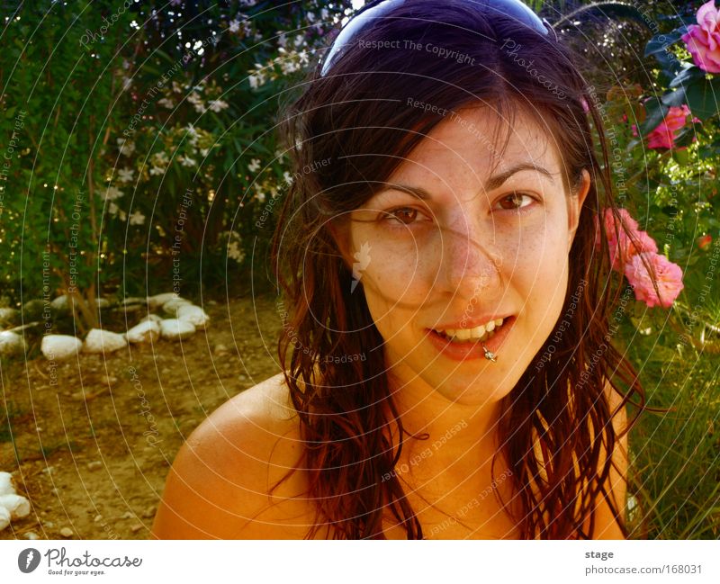 Weiblicher Garten Farbfoto Nahaufnahme Textfreiraum links Textfreiraum unten Tag Sonnenlicht Porträt Blick in die Kamera Glück schön Haare & Frisuren Gesicht