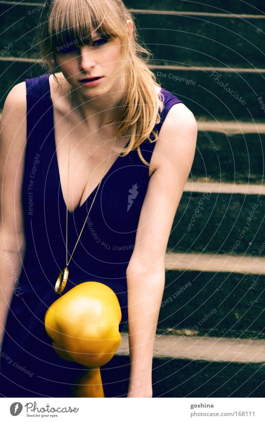 Augen.Blick Farbfoto mehrfarbig Außenaufnahme Zentralperspektive Porträt Oberkörper Blick in die Kamera Kleid Strumpfhose Schmuck blond langhaarig Zopf Denken