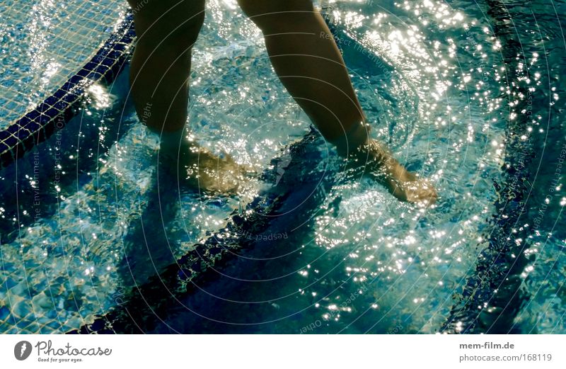 noch zu kalt? Schwimmbad Vorsicht Zehenspitze Chlor Ferien & Urlaub & Reisen Beine Fuß nass blau Erfrischung Wärme Kühlung kneipp