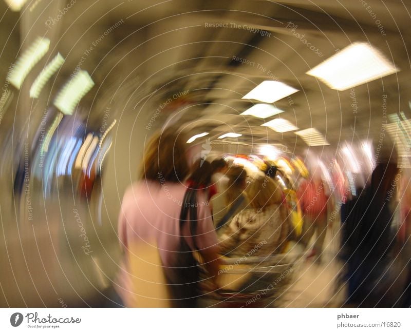 Kassendelirium kaufen Ladengeschäft drehen Drehung Tunnel ohnmächtig Menschengruppe Reihe warten Verzerrung Kreis Brennpunkt Schwindelgefühl Warteschlange