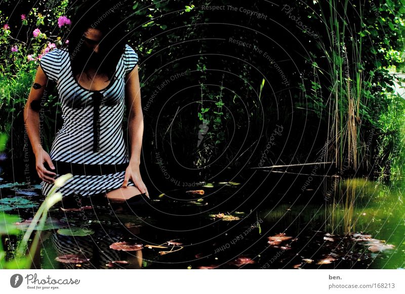 Gartenarbeit Farbfoto Außenaufnahme Textfreiraum rechts Tag Schatten Reflexion & Spiegelung Ganzkörperaufnahme Blick nach unten exotisch schön Mensch feminin